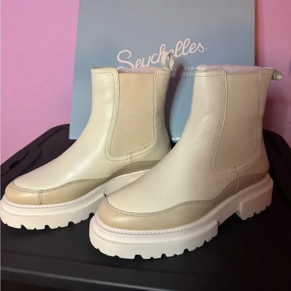 Chunky boots NWT cream ,, these boots are rad. Too small for me, perfect for you - Picture 4 of 4